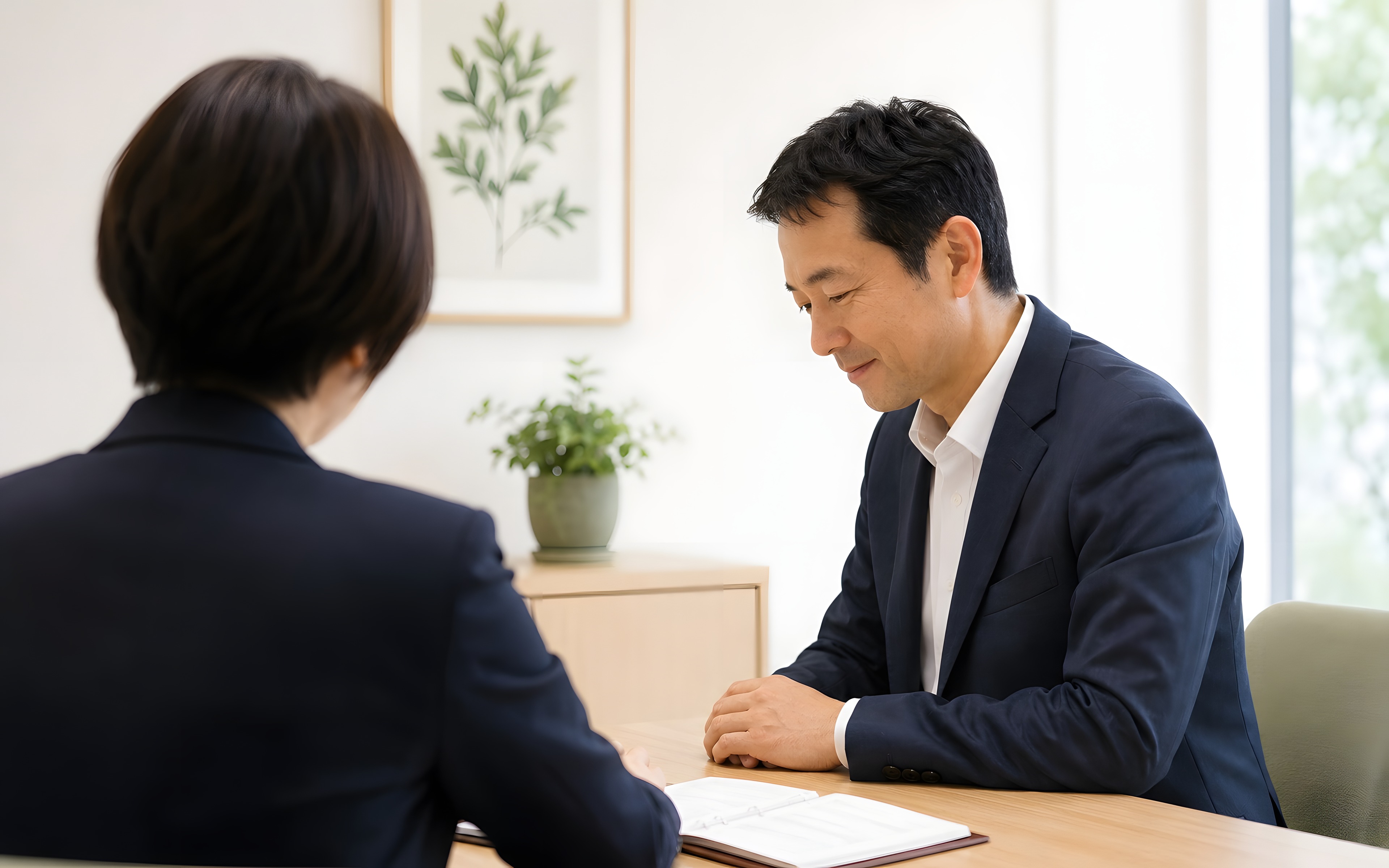 書類⁠を確認している様子